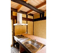 キッチン、調理器具、食器類が一通り揃っております。庭でBBQもしていただけます（BBQ設備のレンタルもございます）。
