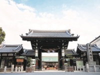 天神祭りで有名な大阪天満宮の大門。