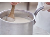 当日のお料理の為に仕込みには時間をかけて
