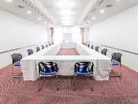 最大シアター型で８０名収容可能です。<br /><br />お客様の用途に合わせてレイアウトさせていただきます。<br /><br />「会議・研修・セミナー・展示会・パーティー等」、様々なニーズに合わせてご利用いただけます。
