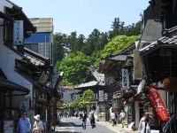 JR成田駅・京成成田駅前から新勝寺につながる表参道には、レストラン・居酒屋・バーなどが多数営業しており、会議・セミナー後のナイトライフをお楽しみいただけます。