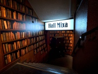 B2F Hall Mixa階段<br />車椅子でご来場の方、エレベーターが必要なお客様がいらっしゃる場合は、事前にご相談ください。