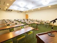 最大シアター型で７２名収容可能です。<br /><br />企業説明会・講演会・研修会・会議 など様々な用途にご対応致します。<br />窓が大きく開放感がありアパレル展示会やイベントルームとしてのご利用にも最適です。また、ビル最上階にあり日当たり 眺めも良く最高のロケーション。<br />