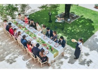 【屋外でのご宴会も】<br />会場内に限らず、ガーデンを使用したご宴席も可能でございます。<br />青空の下、海外の雰囲気感じるヴィラ・デ・マリアージュさいたまならではのお時間をお過ごしいただけます。