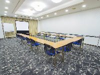 最大シアター型で７０名収容可能です。<br /><br />お客様の用途に合わせてレイアウトさせていただきます。<br /><br />「会議・研修・セミナー・展示会・パーティー等」、様々なニーズに合わせてご利用いただけます。