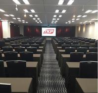 巨大スクリーンでセミナーや会社説明会にも対応。<br />大小5つの会場+応接室（控室）を備えています。