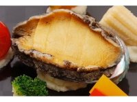 鮑ステーキ　お一人様1,500円（税・サ込）<br />本館限定オプションメニュー