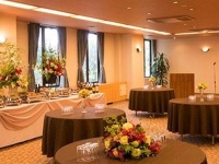 ガーデンルーム:<br />立食パーティー一例。企業の周年パーティーや事業所のお披露目パーティー、同窓会などにご利用ください。