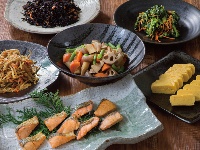 ご飯やお粥、お味噌汁、和惣菜など和食もご用意しております。<br />