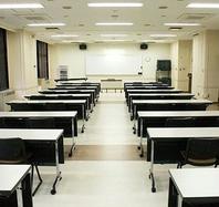【A研修・会議室】<br />140㎡のA研修・会議室、スクール形式で最大定員116名様、ロの字で54名様収容可能。室内のパーテーションを利用することにより、研修・会議室の2/3をメイン会場に1/3をサブ会場として利用することも可能。。
