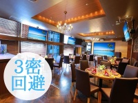 正面に100インチスクリーンを完備。左右には58インチの天吊モニターも設置！当店自慢のステージ付きパーティールームです。