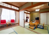 和室12畳（定員５名）<br />バス・トイレ付<br />和室12畳＋広縁のあるお部屋です。ご家族でもゆったりお寛ぎ頂けます。