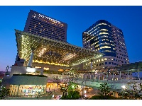 南海本線堺駅西口直結でアクセス抜群。大阪ミナミの最寄駅「南海なんば駅」から急行で約10分。大阪の空の玄関口「関西空港」から急行で約37分の好立地。堺駅からインテックス大阪方面の路線バス（有料）も運行しております。