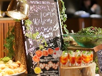 おしゃれで可愛らしい、料理のPOPがビュッフェ料理の美味しさを引き立たせます。