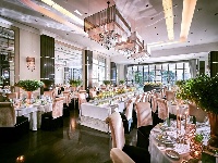 大小4つの会場を備え、最大1会場300名収容可能！各会場は完全貸切りスタイル。ガーデンやテラスも併設でパーティーシーンをより素敵にご提案。歓送迎会・同窓会、各種パーティ、展示会としてもご利用いただくことができます