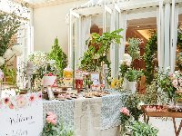 ガーデンを望むコンサバトリー付きのダイニングは、広々としたリビングと一続きになっていて寛ぎ感も抜群。<br />緑のなかでの記念撮影や、ドリンク片手のおしゃべりなど、開放感に満ちたひとときをお楽しみいただけます。
