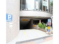 地下駐車場入口は旧中山道沿いから