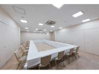 【多目的ホール】<br />会場広さ　90㎡<br />スクール式　最大36名　<br />ロの字式　　最大36名<br />シアター式　最大36名