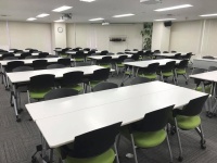 アイランド形式（島型）最大84名収容