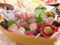 1階レストランにある生簀から新鮮な魚介を提供致します。