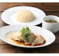 シンガポールの国民食「ハイナンチキンライス」。 本場の味を再現した、しっとりとした肉厚なスチームチキンです