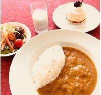 ご当地グルメのよこすか海軍カレー・ヨコスカチェリーチーズケーキもお召上がりいただけます。