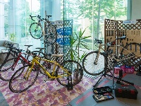 【ロビー】自転車整備道具を各種取り揃えています。