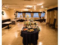 ＜半立食ビュッフェ形式＞<br />壁面のみ椅子を置き、料理はビュッフェコーナーで取ります。<br />「立席主体で疲れたら座りたい！大人数で交流したい！」方はこのスタイルを☆