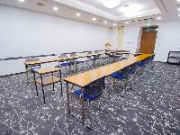 最大シアター型で７０名収容可能です。<br /><br />お客様の用途に合わせてレイアウトさせていただきます。<br /><br />「会議・研修・セミナー・展示会・パーティー等」、様々なニーズに合わせてご利用いただけます。