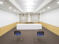 最大シアター型で７０名収容可能です。<br /><br />お客様の用途に合わせてレイアウトさせていただきます。<br /><br />「会議・研修・セミナー・展示会・パーティー等」、様々なニーズに合わせてご利用いただけます。