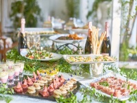 季節ごとの旬の食材を使用したできたてのお料理や嗜好をこらしたドリンクを飲み放題でご提供致します。