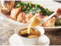 『東天名菜　ふかひれと鮑 キノコの熱々スープ』ふかひれや鮑の他、衣笠茸、湯葉等厳選食材をふんだんに使用したお料理を堪能できるコースもご用意。<br /><br />