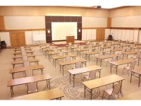 421㎡（128坪）・天井高5ｍ以上の大型会議室<br />大人数での会議でも、しっかりとフィジカルディスタンスを維持できます。