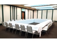 芙蓉の間127㎡（38坪）<br />会議室を利用する目的に応じて、様々なレイアウトでご提案が可能です。人数や使い方に合わせて、担当スタッフがお客様専用のレイアウト図面をご用意し、より良い実施に向けてお手伝いさせていただきます。