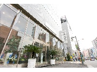 東新宿駅Ａ１出口を左へ30秒の駅チカ！大通りに面しているのでタクシー手配も◎