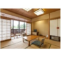 和室8畳定員4名、シャワートイレ付です。