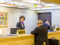 フロントの写真です。<br />チェックインだけ先に済ましていただいてＯＫ！<br />荷物もお預かりして客室にお運びします。<br /><br />団体の場合は幹事様のみお越しいただけれまとめてチェックイン可能。<br /><br />
