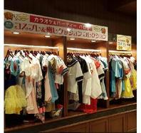 受付後、1Ｆコスプレコーナーからお好きな衣装をお選び頂きフロントスタッフにご利用のお部屋番号をお申し付けください。全て無料/衣装のご予約は承っておりません。