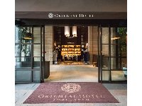 居留地の街を散策すると現れる「神戸旧居留地25番館」を貫通する回廊（コリドール）」に面したホテルエントランス。