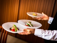 【料理へのこだわり】<br />最高の一皿を最高の瞬間にお召し上がりいただけるよう、専用のキッチンをバンケットの隣に設置。食欲を誘う香りとともに、出来立てのお料理をスムーズにゲストの皆さまにご提供いたします。<br />