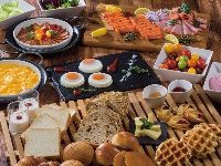 トーストやサラダ、卵料理、ホットグリル、コールドミートなどさまざまなお料理をご自由にお召し上がりください。