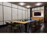 どこか和の要素を感じる落ち着いた雰囲気の宴会場です。<br />会議や少人数での会食でもおすすめです。<br />（会場分割イメージ）