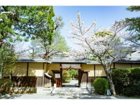 都のにぎわいから離れた東山・南禅寺エリアに構える桜鶴苑。<br />美しい和の情緒と洗練されたモダニズムが融和した本物の空間で、<br />日本の四季と共に、家族との絆が深まる時間をお過ごし下さい。