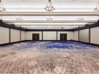 大宴会場　華つどい<br /><br />正餐：320名<br />立食：400名<br />会議（シアター）：700名<br />会議（スクール）：480名<br /><br />広さ：502㎡（152坪）<br />天井高：3.4m<br /> <br />『華つどい』は、2つの空間に分割できます。