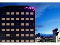 JR錦糸町駅から歩いて約5分。
ピンクのネオンにポップなデザインの外観がとても印象的な「モクシー東京錦糸町」は、
世界最大ホテルチェーンのマリオット・インターナショナルが展開する新しいブランドのホテル