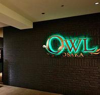 梅田楽天地ビル地下1階に通ずる階段を下ると、OWL OSAKAと書かれた大きな看板のあるエントランスがお客様をお迎え致します。