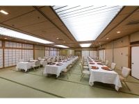 【玄海の間】イス・テーブル<br />会場2分割利用可能<br />玄海A　会場広さ　62㎡（３８帖）　最大人数30名<br />玄海B　会場広さ　62㎡（３８帖）　最大人数30名