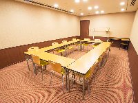 最大シアター型で３０名収容可能です。<br /><br />企業説明会・講演会・研修会・会議 など様々な用途にご対応致します。<br />また、アパレル展示会やイベントルームとしてのご利用にも最適です。