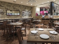 着席時 60人、立食時 80人 広々店内♪