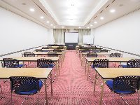 最大シアター型で７０名収容可能です。<br /><br />お客様の用途に合わせてレイアウトさせていただきます。<br /><br />「会議・研修・セミナー・展示会・パーティー等」、様々なニーズに合わせてご利用いただけます。
